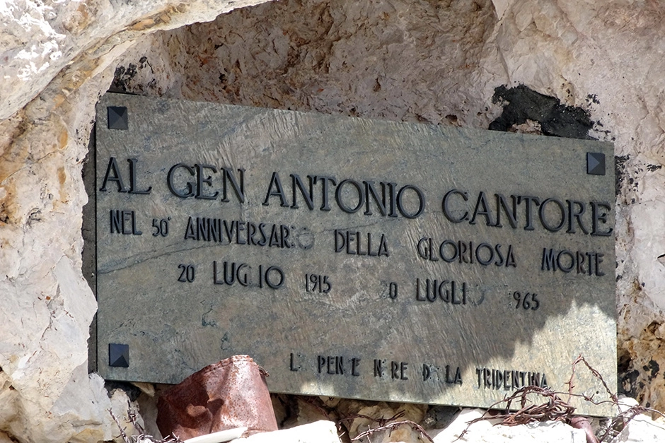 Targa commemorativa nei pressi del Giussani